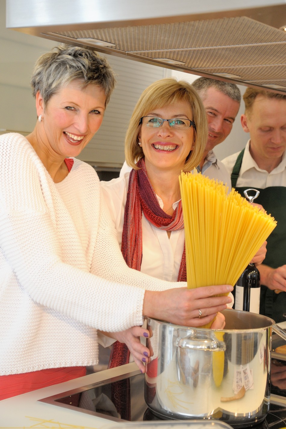 Auch beim Nudelkochen Schürze tragen
