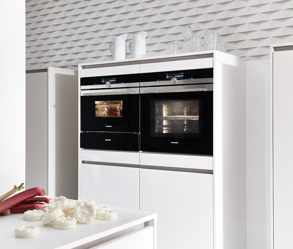 Weißes Nobilia Highboard mit eingebauter Mikrowelle, Wärmeschublade und Backofen von Siemens
