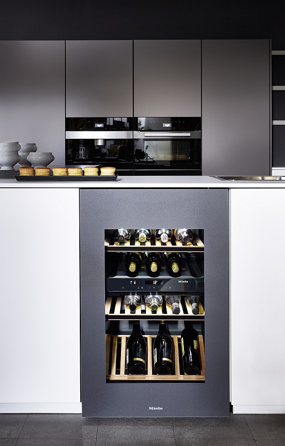 Einbau-Weinkühlschrank von Miele für 17 Flaschen in einer Küche von Nobilia
