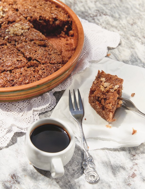 Rezeptbild Karidopita Walnusskuchen Foto Brigittta Sporrer Kochbuch Katerina Dimitriadis Einfach griechisch kochen Dorling Kindersley Verlag