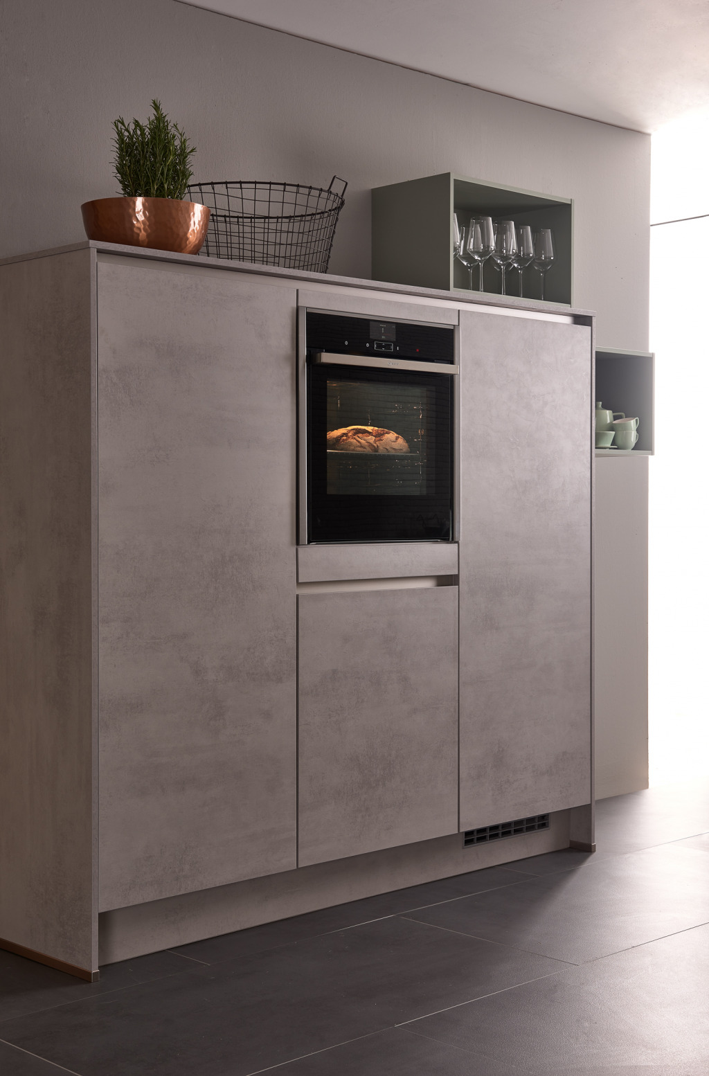 Einbauofen von Neff im grauen Highboard von Nobilia
