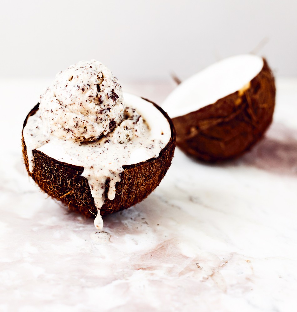 Kokos-Stracciatella-Eis Rezeptbild Seite 236 im Kochbuch Natürlich süß und lecker erschienen bei TOPP im frechverlag