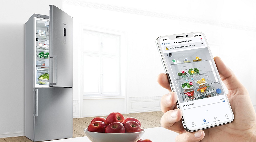 Blick per Smartphone in einen Bosch Kühlschrank mit Innenraumkamera