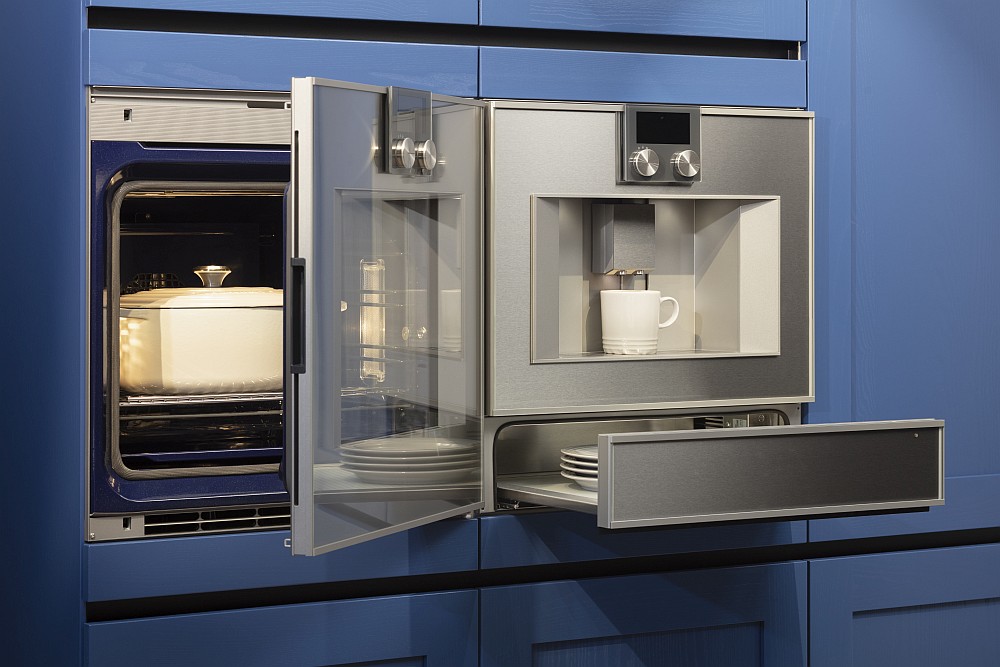 Geöffneter Gaggenau Backofen in Küche von Haecker_Saphierblau_daneben_Wärmeschublade_