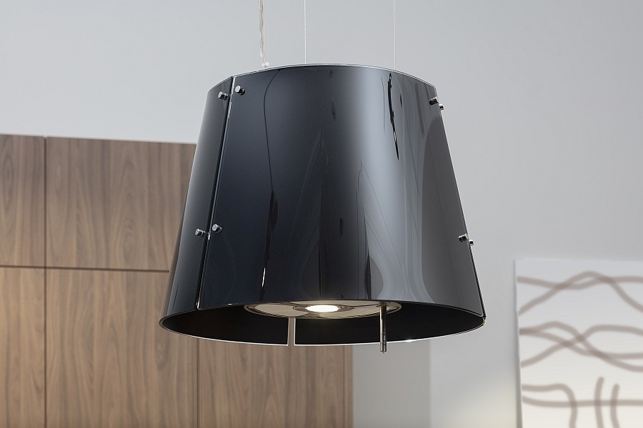 Schwarze Design-Deckenhaube in einer Häcker-Küche