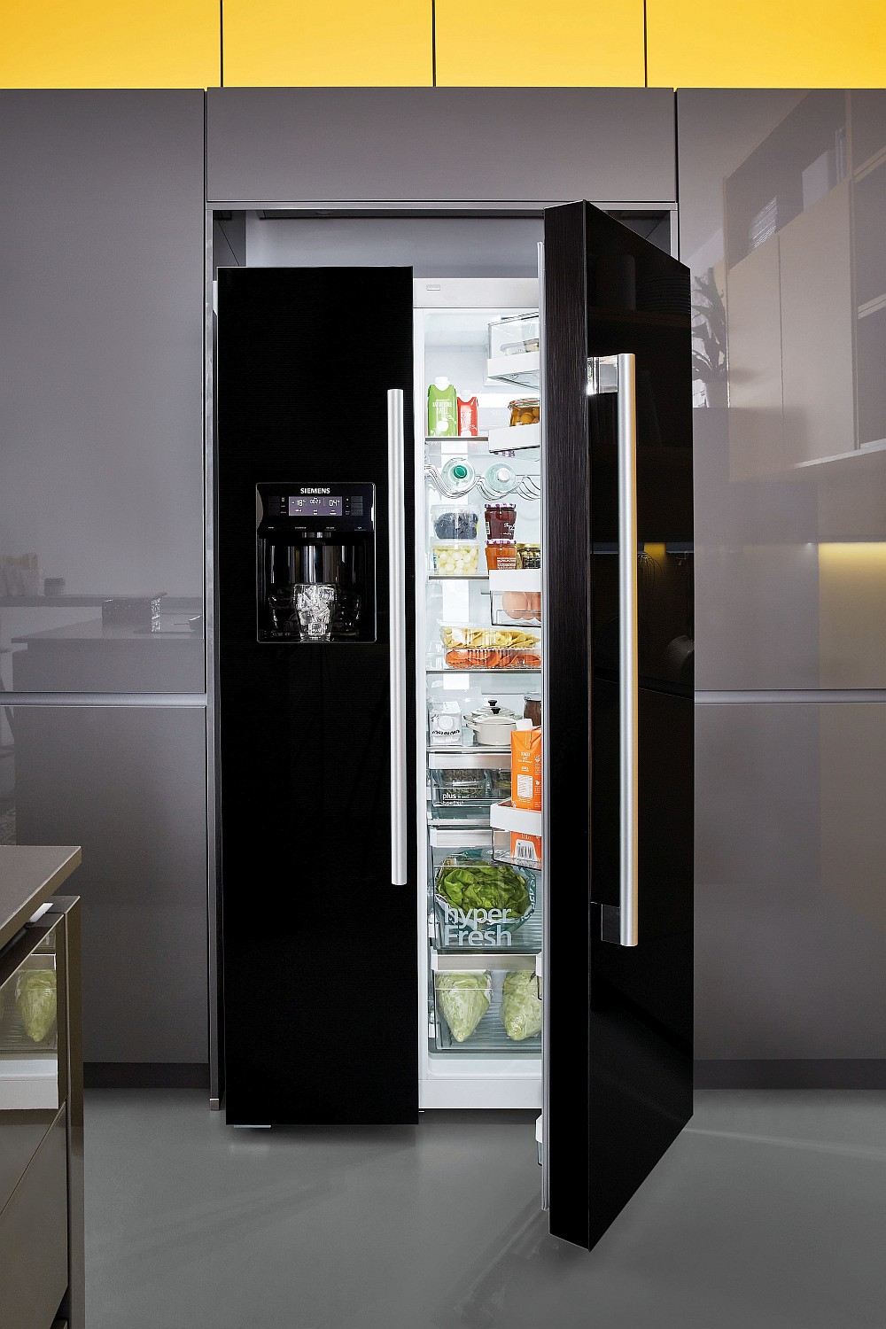 Schwarzer Side-by-Side-Kühlschrank von Siemens mit Wasserspender in einer Küche von Nobilia