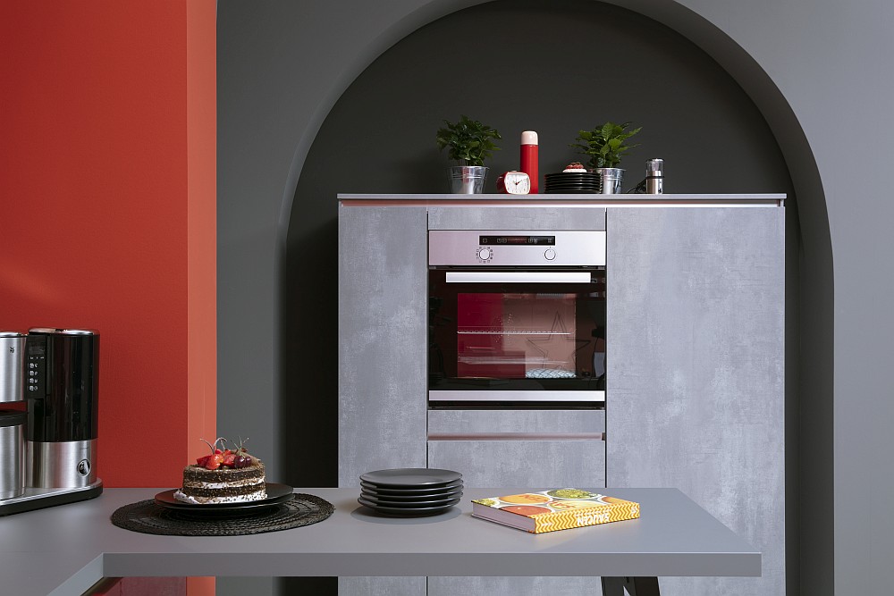 Nische mit gerundeter Decke in Trockenbauweise für ein Geräte-Highboard in einer Häcker Küche