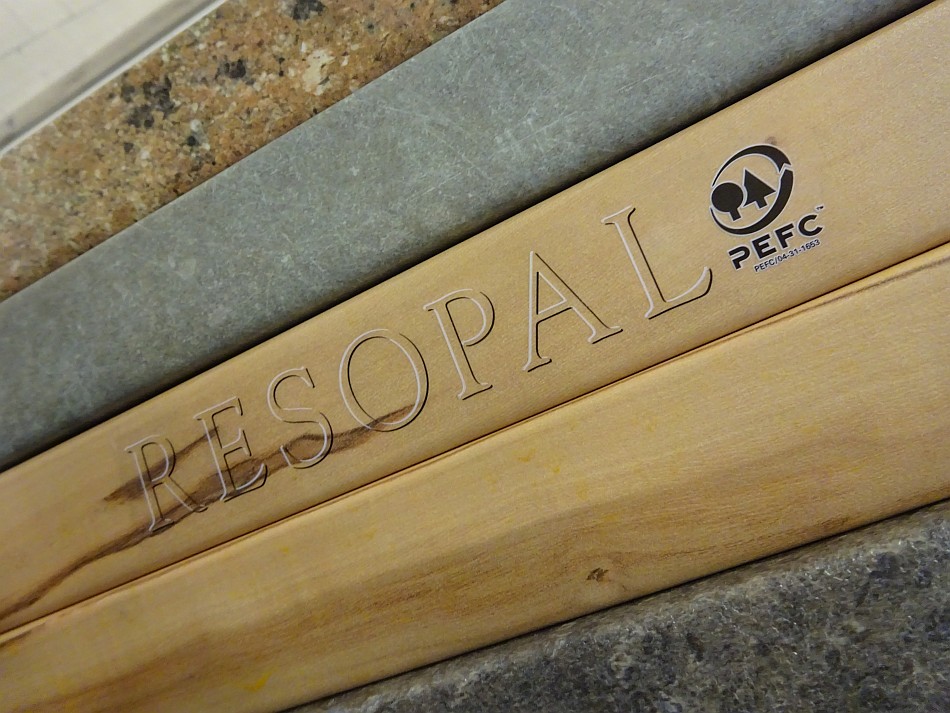 Resopal-Arbeitsplatte mit PEFC-Label © PEFC Deutschland