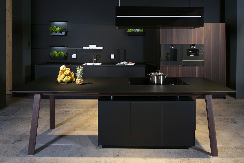 Onyxschwarze Küche mit Kochtisch von next125