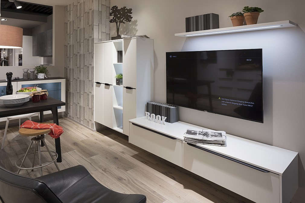 Wohnbereich mit Highboard in geringer Tiefe sowie TV-Sideboard aus Nobilia Mobiliar