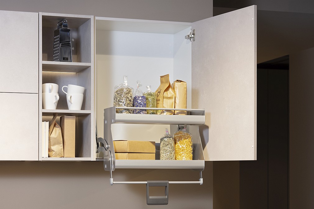 iMove Liftbeschlag im Oberschrank einer Nobilia Küche heruntergezogen
