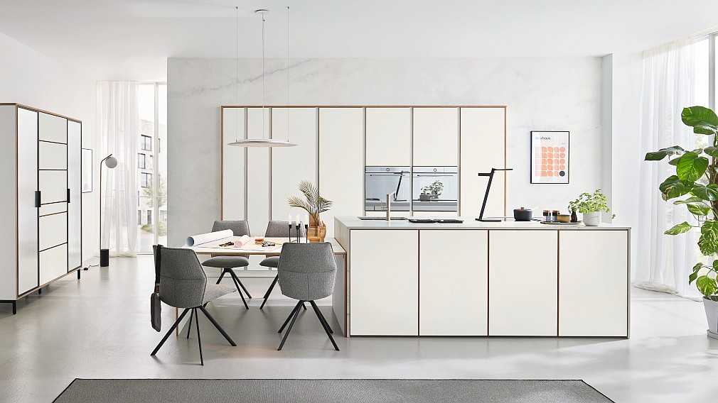 Inselküche mit Tischlösung Gerätehochschränken und Highboard aus Multiplex von Ballerina Küchen