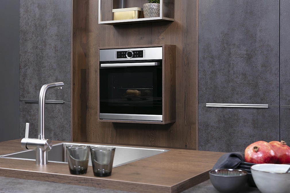 HÄCKER Küche mit Einbauofen hinter Alteiche-Cognac-Holzdekor 