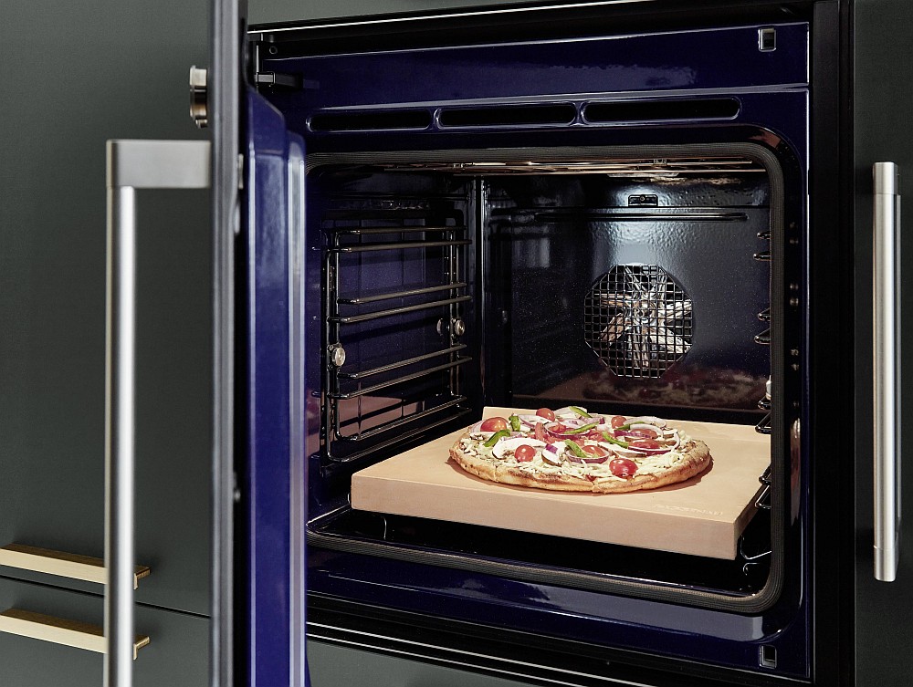 offener Gaggenau-Ofen mit Pizzastein und fertiger Pizza drauf