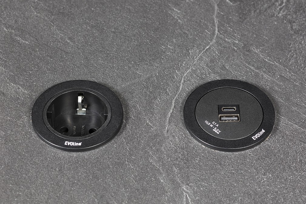 In die Küchenarbeitsplatte integrierte Steckdose und USB-Ladebuchse