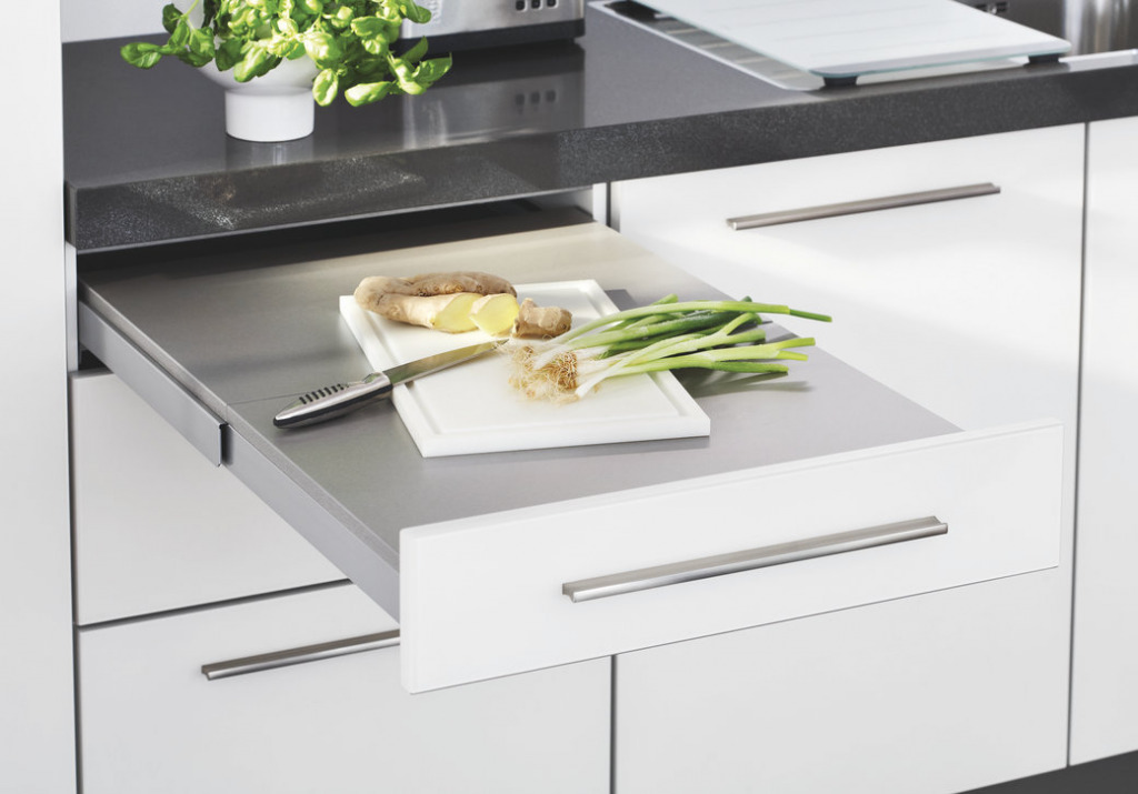 Ballerina Küche mit herausziehbarer Arbeitsfläche getarnt als Schublade