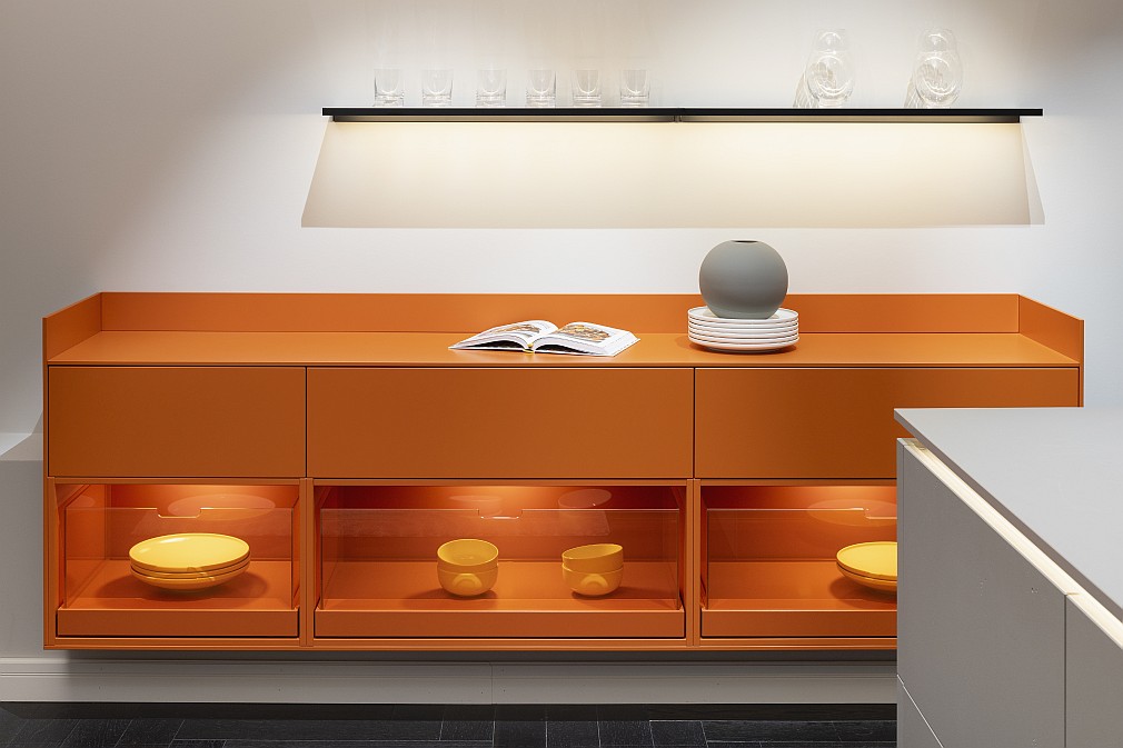 Glasauszüge in orangenem Sideboard Häcker Küchen