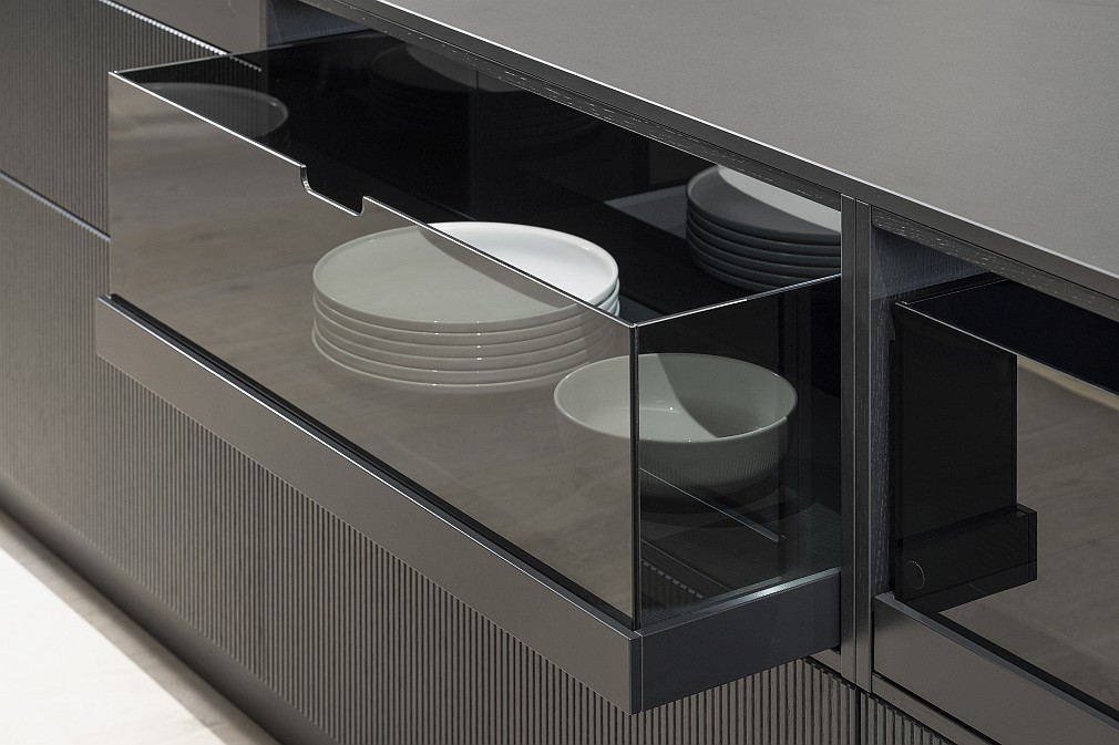 Grauglas-Auszüge in grau lackiertem Unterschrank teils Rillenfront Häcker Systemat ART