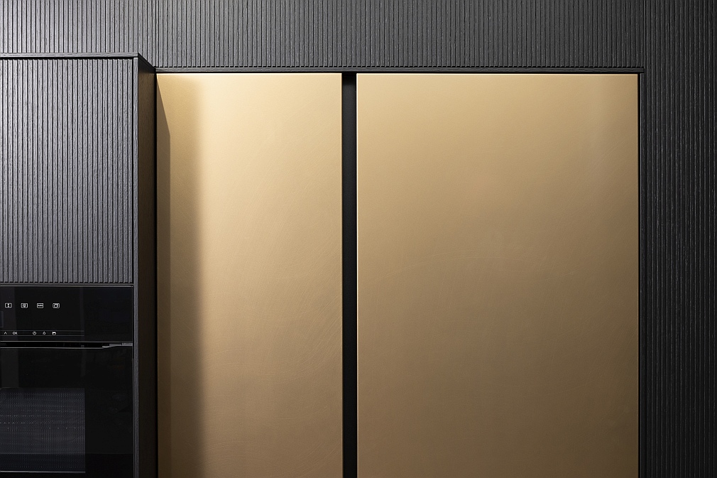 Bronzene Fronten an Hochschrank in einer Häcker Küche SystemART