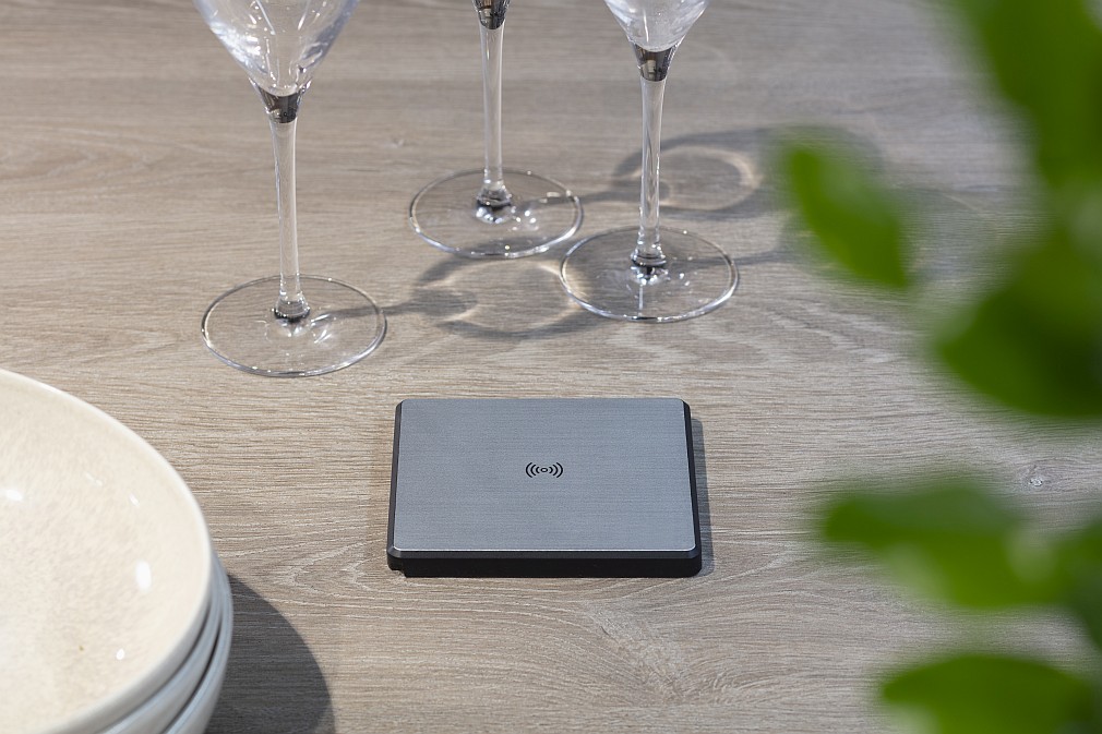 Bluetooth-Ladestation in der Arbeitsplatte