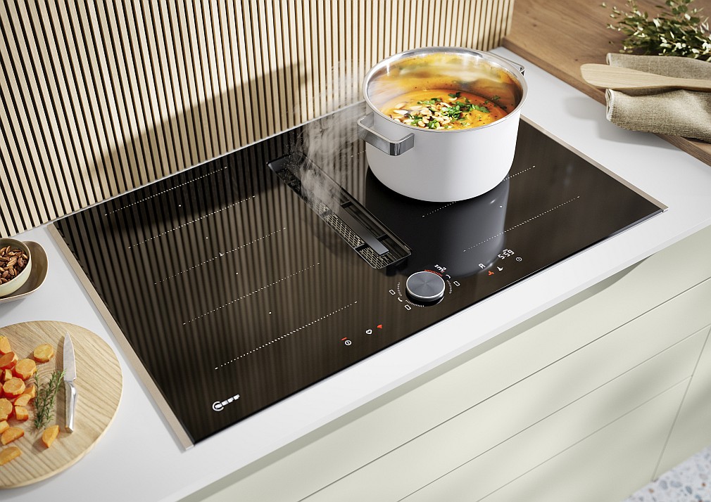NEFF Induktionskochfeld mit integriertem Kochfeldabzug der sich von selbst aktiviert und auf die Dunstmenge einstellt mit mobilem Drehknopf