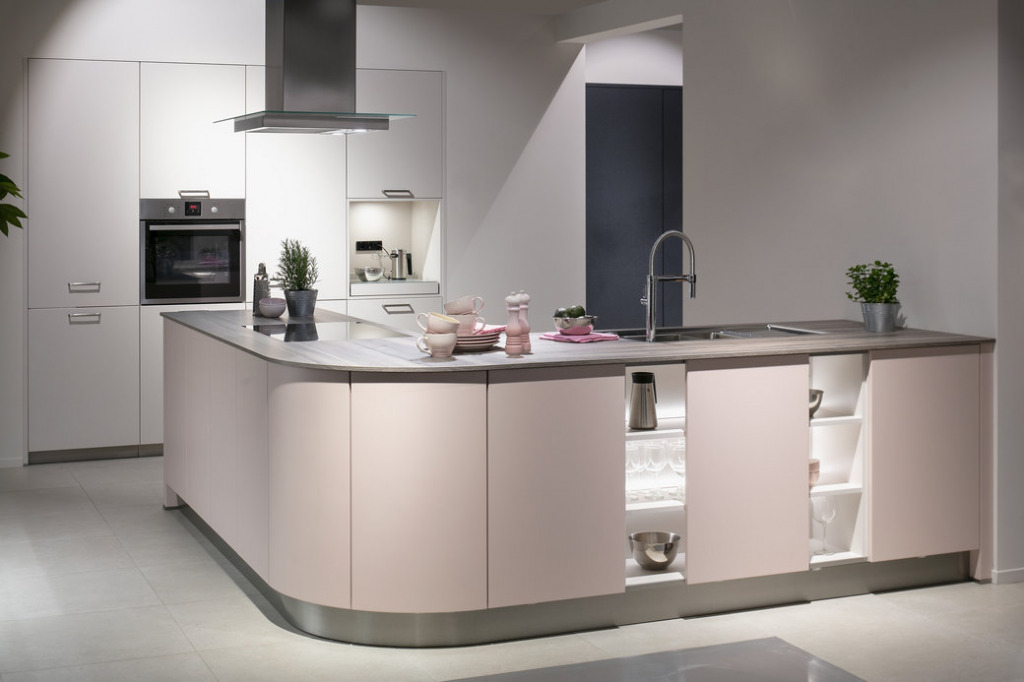 Schüller freistehende L-Theke gerundet in Alt-Rosé mit Schiebetüren