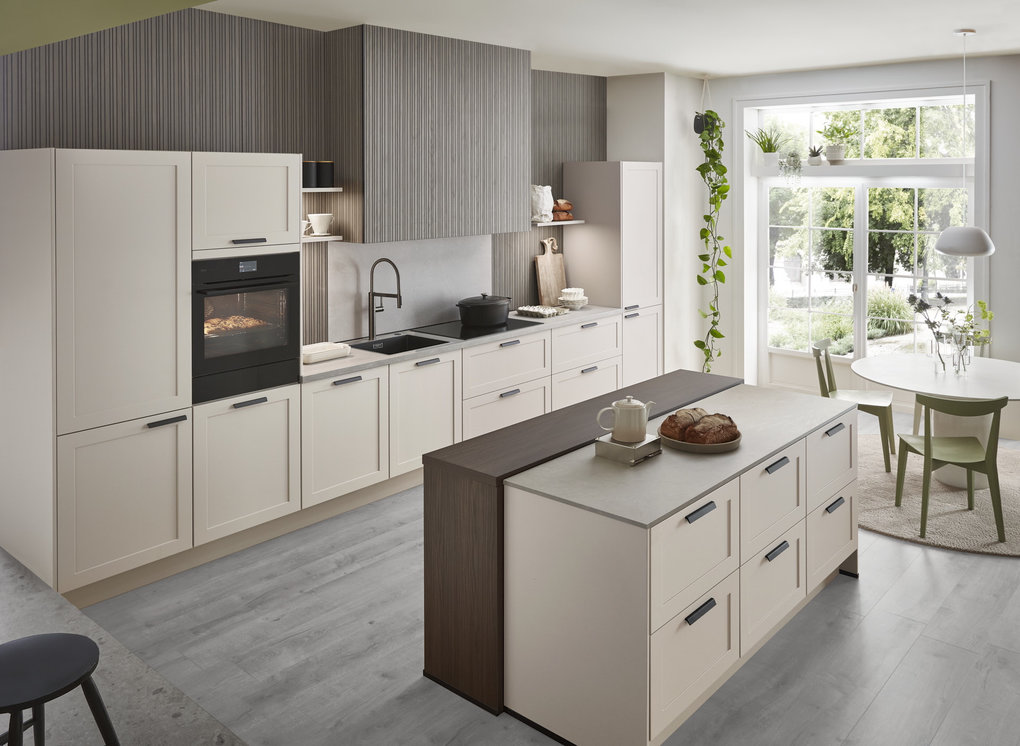Moderne Landhausküche mit modernen Einbaugeräten