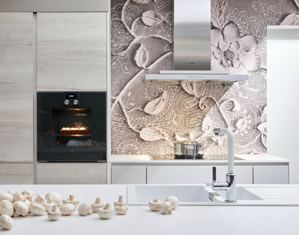 Blumen-Ornament-Tapete als Nischenrückwand in Nobilia-Küche mit Küchenfronten in Greige