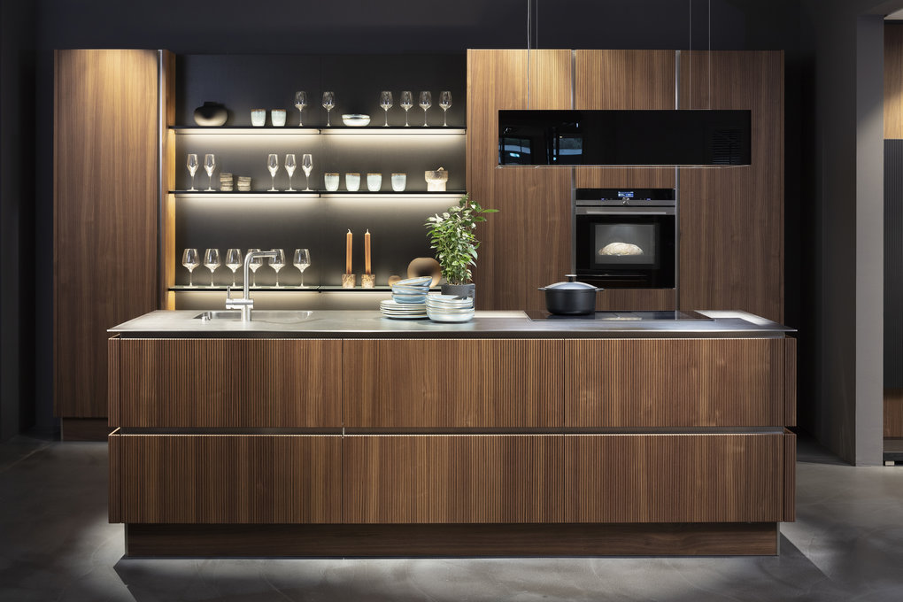 Küche im Mid Century Stil gerillte Front Echtholz-furniert in Nussbaum und Eiche mit Edelstahl-Arbeitsplatte HÄCKER