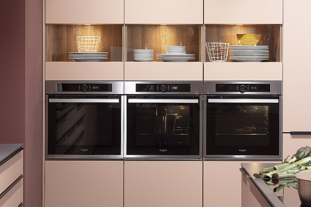 3 beleuchtete Noschen nebeneinander im Geräte-Hochschrank in einer krallfarbenen Nobilia-Küche