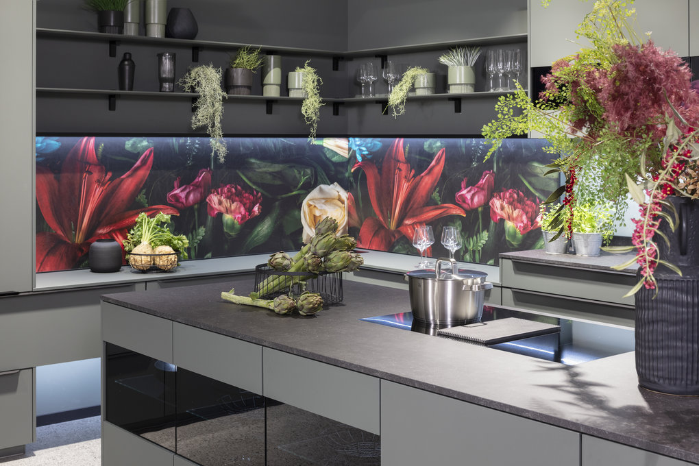 Dark Romance ausdrucksstarke Blütenmotive vor schwarzem Hintergrund als Nischenverkleidung