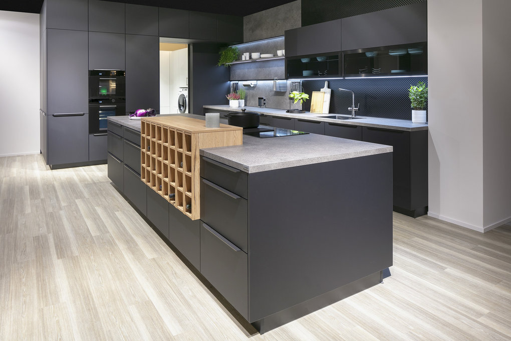 Nach oben herausstehender Weinregal-Einsatz in Kücheninsel