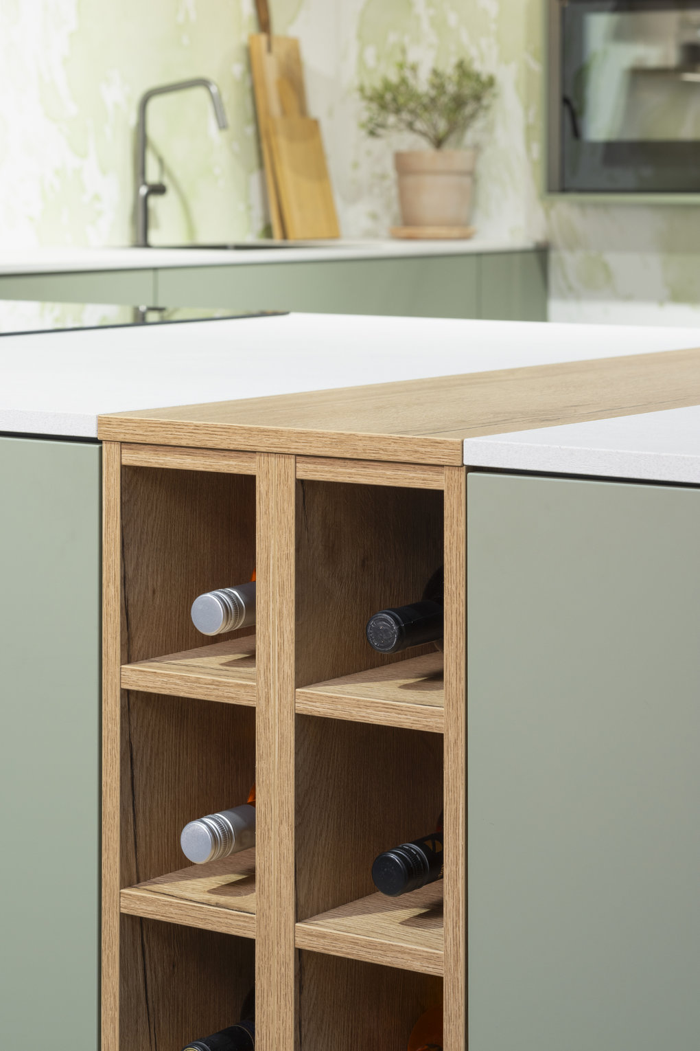 schmales integriertes Weinregal in Kücheninsel flächenbündig mit Arbeitsplatte