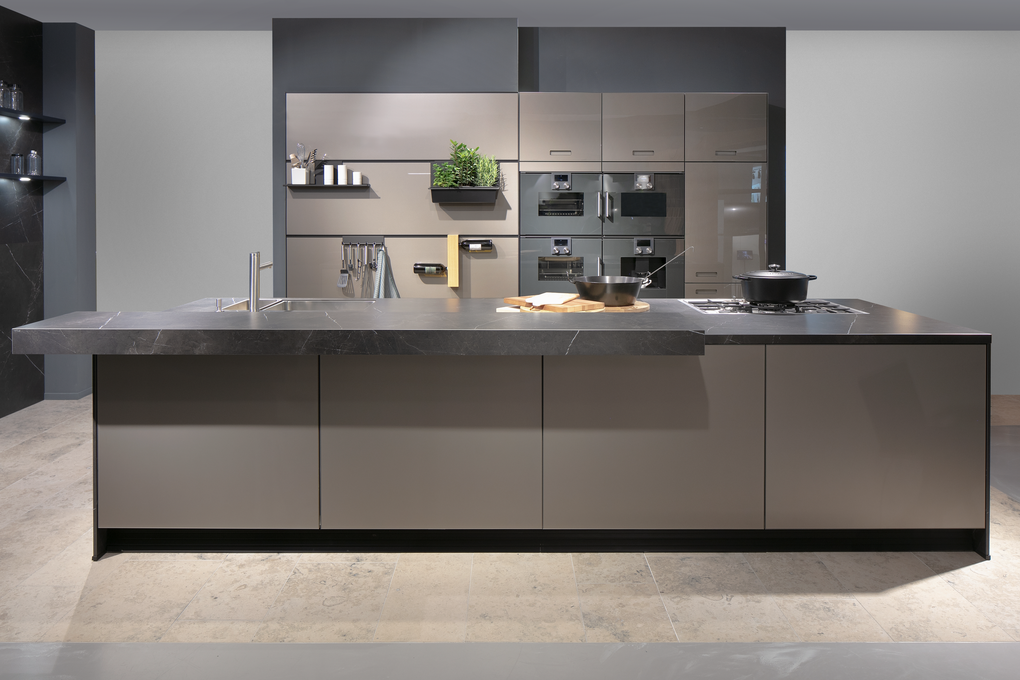 next125 Inselküche mit Glasfronten in Platin-Metallic mit Wandregalsystem
