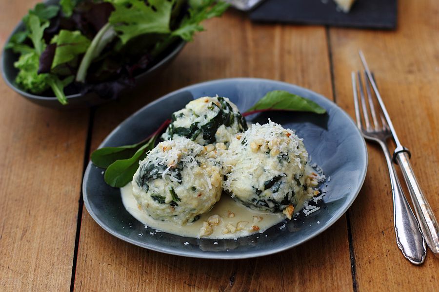 Spinatknödel mit Parmesansauce und Blattsalat - Küchenkompass