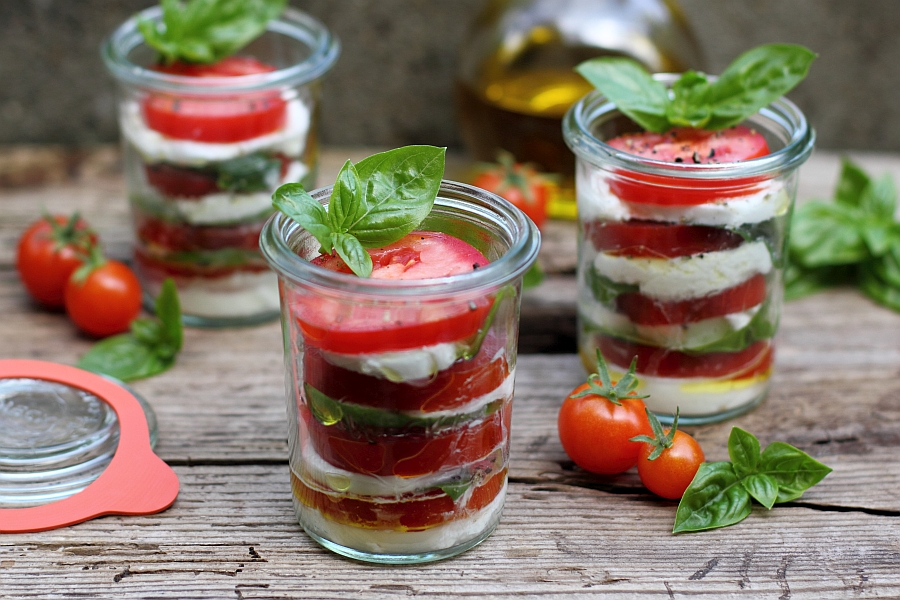 Tomaten-Bufala-Basilikum im Glas