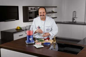 Auch Johann Lafer wirbt für Gemüse-Smoothies – hier mit dem BL 716 Standmixer von Kenwood.