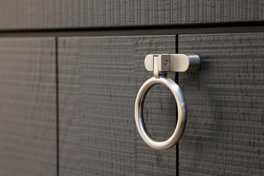 Schwarze stark strukturierte Küchenfront mit silbernem Ring-Griff