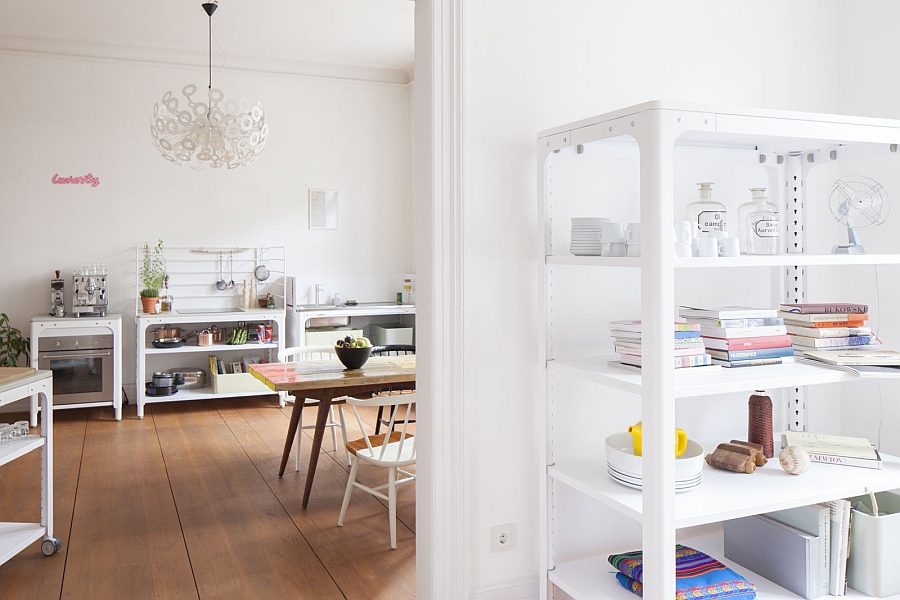 Die wandelbare concept kitchen von Naber besteht aus robusten Metall-Funktionsmodulen, die sich im Garten genauso beweisen wie im Büro, Laden oder Kinderzimmer. (Bildquelle: Naber, Photo by: Marc Krause)