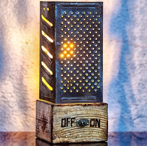Lampe aus alter Küchenreibe