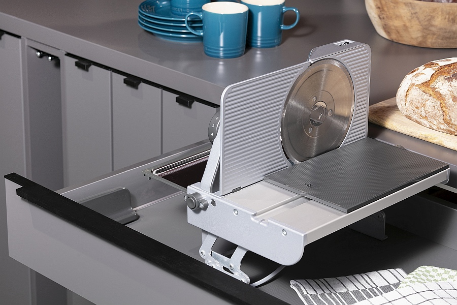 Brotschneidemaschine zum Ausklappen in der Küchenschublade