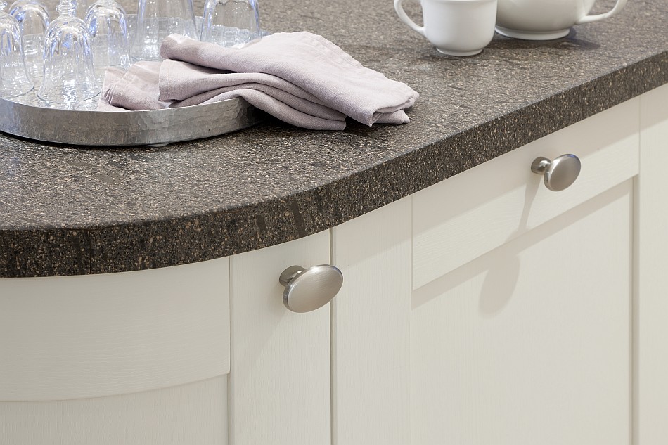 Detail Häcker-Landhauslküche mit gewölbten Schranktüren