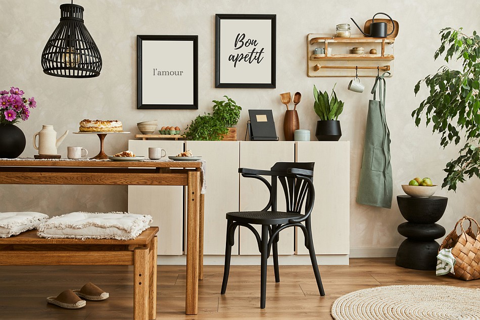Esstisch und Deko im Boho-Style in der offenen Küche