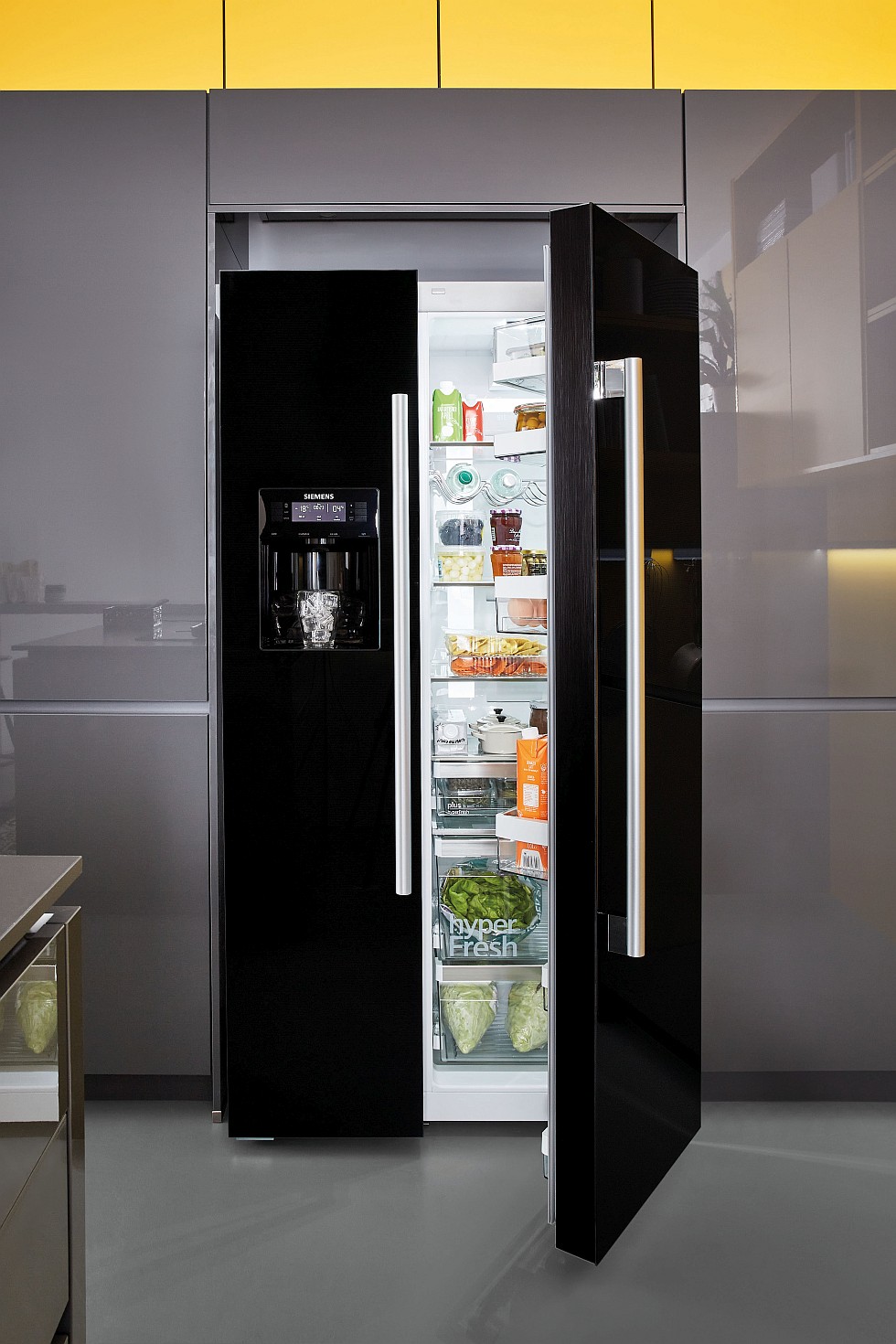 Siemens Side by Side Kühlschrank in einer Nobilia Küche