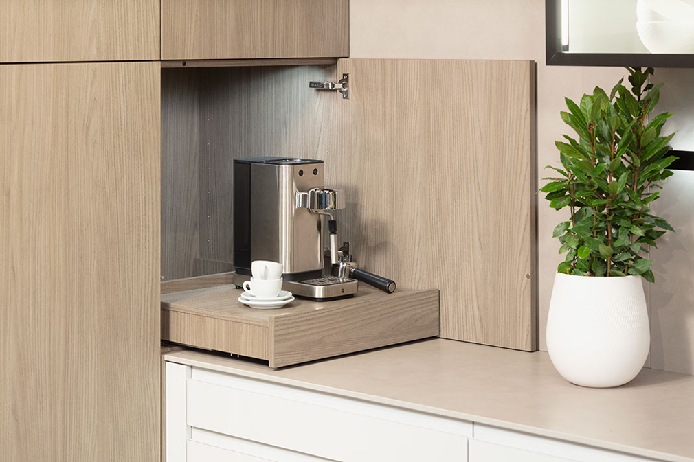 Eck-Aufsatzschrank mit herausziehbarem Tablar auf dem Kaffeemaschine steht LEICHT Küche