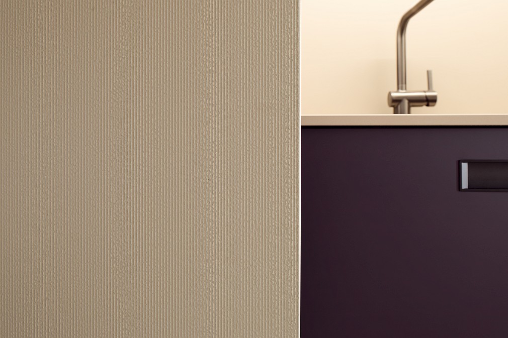 Ceramic Struktur Sand: Fein gerillte Keramikfront von next125, kombiniert mit Lackfront in Aubergine (Foto: next125)
