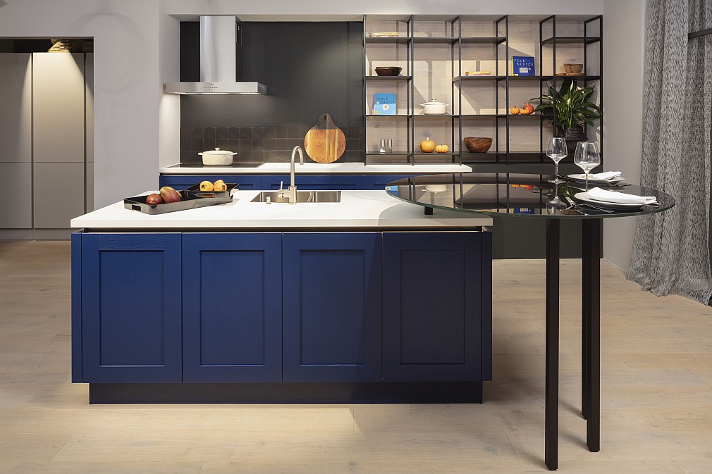Häcker Inselküche Saphierblau mit Glas-Thekenaufsatz