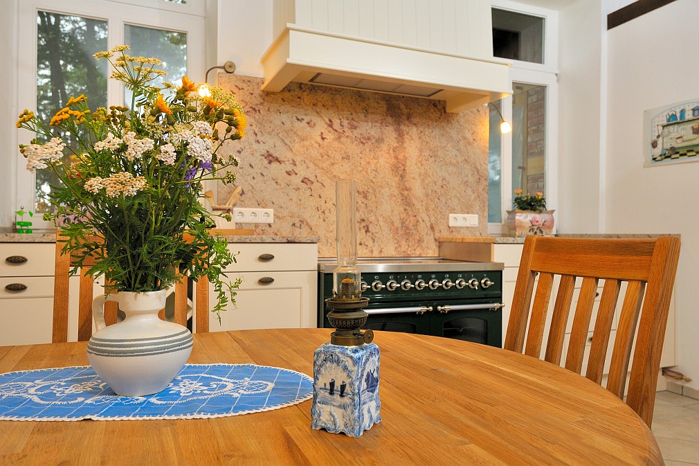 Runder Holztisch in einer Landhausküche mit Range Cooker