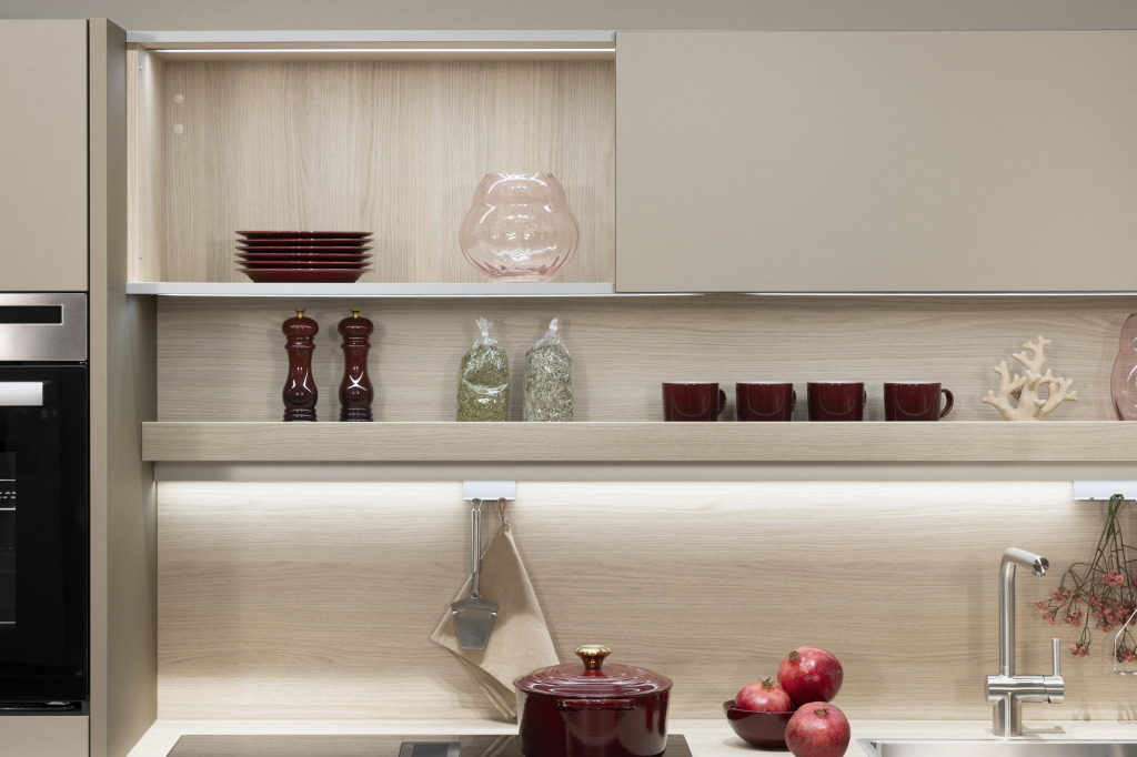 Regal mit Schiebetüren