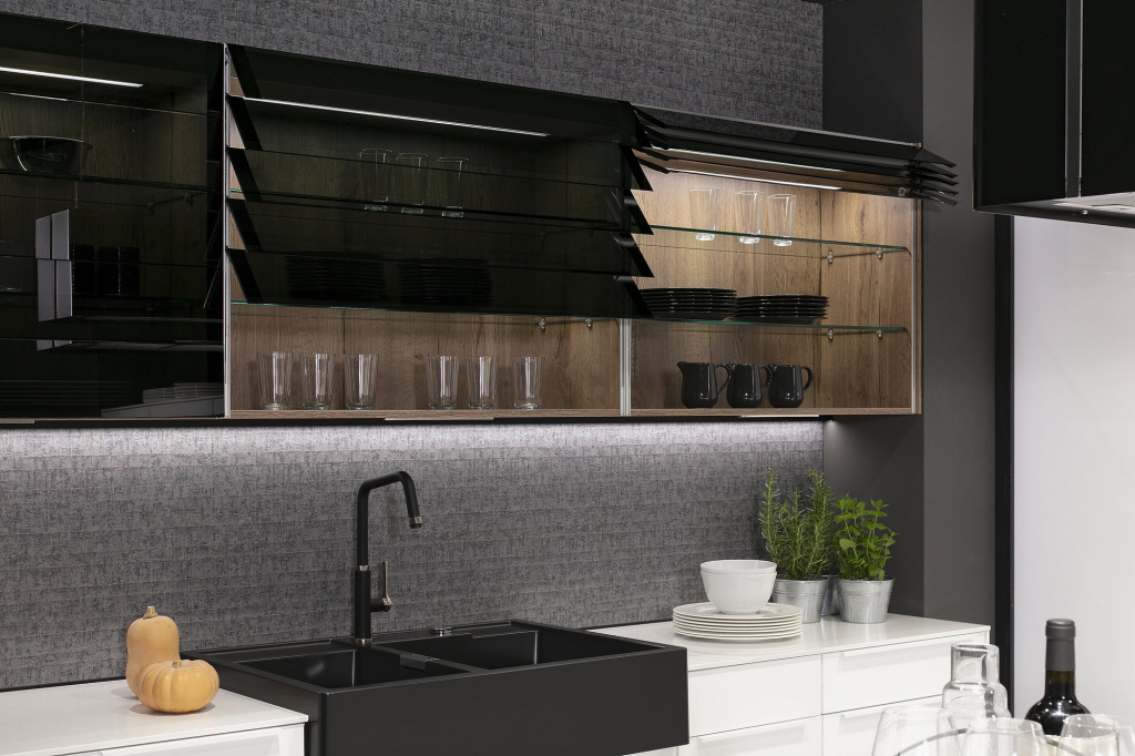 schwarze Lamellen Küchen-Oberschrank